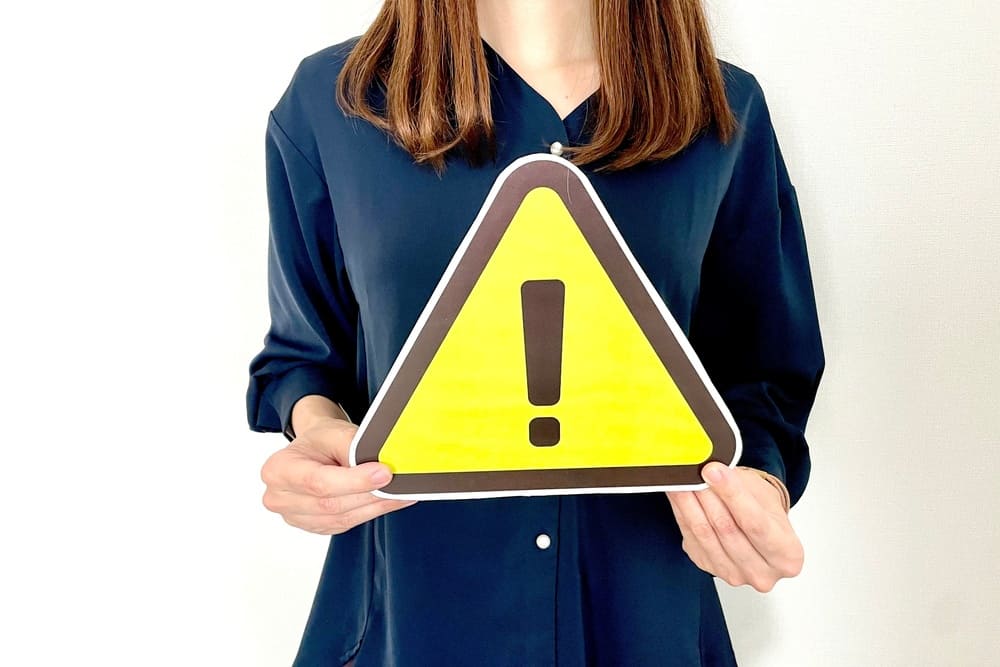 最近テレビにもとりあげられ、よく耳にするようになったチャットレディ。簡単に始められ、機材さえそろっていれば自宅でもできる在宅ワークの１つ。もともとは学生さんや主婦の方に支持されていましたが、副業解禁のあおりもあり最近ではOLさんの間でも話題になっているようです。 ただ簡単に稼げるから、と安易に初めてしまうと困った事態や危険な事に巻き込まれてしまうこともあるのも事実。どんなことでも何もかもが安全というわけではないので注意しましょう。 ですが、チャットレディというお仕事は自分が気を付けてさえいれば、とても安全な仕事だともいえます。 ここではチャットレディをする上で起こりうるデメリットとそれを事前に防ぐ方法をご紹介します。 これから初めてみようと思っている方は是非参考にしてみてくださいね！ 1、チャットレディってどんなお仕事？　 チャットレディとはどんなお仕事なのかを簡単に説明します。 チャットレディとはテレビ電話の様にカメラで映像を映しながら男性とチャットしてコミュニケーションをとる仕事です。 パソコンを使いますが難しい操作もないのでどなたでも簡単に始められます。 手順を説明すると各自IDが支給される為IDで仕事サイトにログイン。 仕事スタートで「待機」状態に。 男性がチャットスタート。ここから報酬発生になります。 待機中は報酬が発生しないので注意してください。 仕事場所には主に2つのパターンがあり、会社が用意した事務所の個室で仕事を行うのと、機材をそろえて在宅で行うのとがあります。 仕事内容は男性のお客様を相手するのですが「会わない」「触られない」「飲まない」「ノルマが無い」為、自分のペースで自分に合った方法で仕事をすることができます。 給料形態はだいたいの事務所が時間制の為、希望の時間には入り仕事をして稼いだ分の報酬がもらえる仕組みになっています。 2、チャットレディはどのくらい稼げるの？ 次に稼ぎ方と実際どれくらいの金額を稼ぐことができるのかをご案内します。 報酬方法は色々ありますが多いのはポイント式。チャット中は1分ごとにポイントが増え、このポイントが報酬になります。例えば、1分に100ポイントもらえるなら、男性とのチャットが続けば10分続けば1000ポイントになります。「パーティーチャット」か「ツーショットチャット」かでもポイントの貯まり方も違う為、自分に合った稼ぎ方を見つけましょう。 このポイントがお店によって決まっている『料率』によって報酬がいくらになるのか決まってきます。 この料率は通勤か在宅かで変わってくるのですが、だいたい在宅の方が高く設定されていることが多いです。 例えば、1ポイントが1円の交換になるとして、登録した会社の料率が40％で4000ポイントもっていた場合は 4000ポイント✕40％✕1円＝1600円 これが報酬になります。 1日に入る時間や在宅なのか通勤なのか、パーティーチャットなのかツーショットチャットなのかなど組み合わせ方で報酬は変わってきますし、登録している会社の料率でも大きく左右されます。極端にいえばは全く稼げない方もいれば、1分で1000ポイント以上稼ぐ方もいるということです。 1分で1000ポイントが10分続くと10000ポイントになり、先程同様に料率が40％だとすると 10000ポイント✕40％✕1円＝4000円 がたったの10分で稼げることになります。 チャットレディでよくいわれる「短時間で高収入」は嘘ではなく、自分に合った事務所や働き方を見つければ誰でも稼ぐことができるのです。 3、チャットレディを始める為に危険を理解し安全に高収入稼ぐ方法を紹介 チャットレディについての基本情報が分かった所で、ライブチャットに関する危険性を知り、安全に稼ぐための方法を覚えましょう。